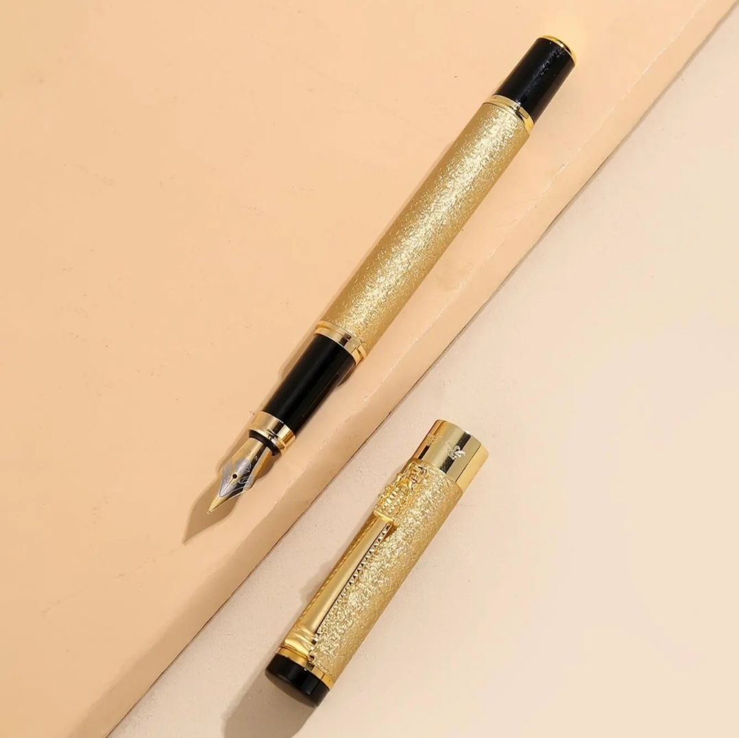 قلم نافورة محمول باللون الذهبي
